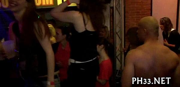 Group-sex wild patty at night club